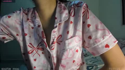 Snapshot of sophie_moo chatting on 11/12/25, 11:25 Sophie online show from 11/12/25, 11:25