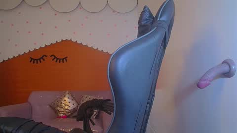 Snapshot of sophie_t_ chatting on 12/18/24, 07:26 Sofia online show from 12/18/24, 07:26