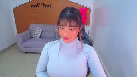 Snapshot of sophie_t_ chatting on 02/14/25, 11:21 Sofia online show from 02/14/25, 11:21