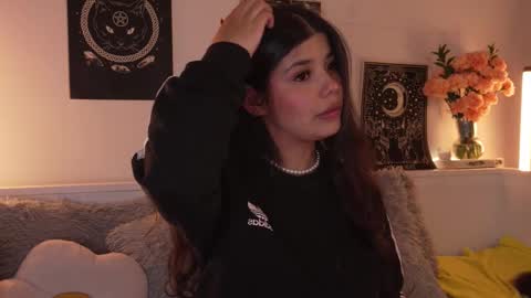 Snapshot of sophiee_art chatting on 10/19/25, 02:12 Sophiee online show from 10/19/25, 02:12