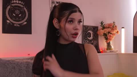 Snapshot of sophiee_art chatting on 10/24/25, 07:54 Sophiee online show from 10/24/25, 07:54