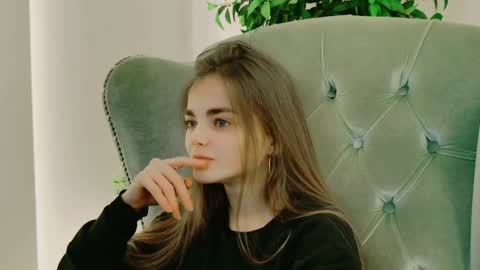 Snapshot of sophiesuvi chatting on 12/01/24, 04:29 Sophie and my bestie Mandy online show from 12/01/24, 04:29