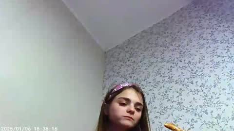 Snapshot of sophiesuvi chatting on 01/05/25, 08:21 Sophie and my bestie Mandy online show from 01/05/25, 08:21