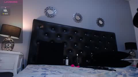 Snapshot of sophisimpson_ chatting on 02/15/25, 06:01 Sophisimpson online show from 02/15/25, 06:01