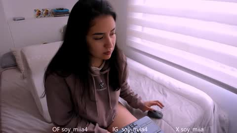 Snapshot of soy_miia chatting on 12/17/24, 09:16 MIA online show from 12/17/24, 09:16