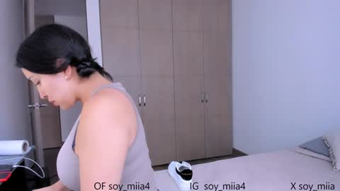 Snapshot of soy_miia chatting on 01/28/25, 10:45 MIA online show from 01/28/25, 10:45