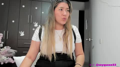 Snapshot of soyqeen chatting on 12/16/24, 02:04 SoyQueen online show from 12/16/24, 02:04