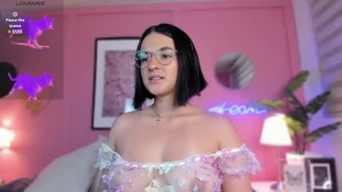 Snapshot of soysaraa_ chatting on 12/30/24, 04:20 Aleja online show from 12/30/24, 04:20