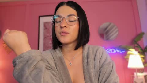 Snapshot of soysaraa_ chatting on 01/09/25, 07:52 Aleja online show from 01/09/25, 07:52