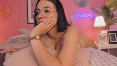 Snapshot of soysaraa_ chatting on 03/06/25, 11:36 Aleja online show from 03/06/25, 11:36