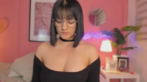 Snapshot of soysaraa_ chatting on 09/25/25, 05:55 Aleja online show from 09/25/25, 05:55