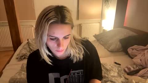 Snapshot of spacegirl42o chatting on 12/19/24, 05:18 Spacegirl online show from 12/19/24, 05:18