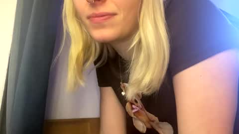 Snapshot of spacegirl42o chatting on 12/28/24, 03:37 Spacegirl online show from 12/28/24, 03:37