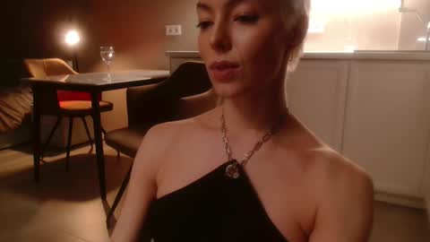 Elizabeth online show from 10/16/25, 06:42