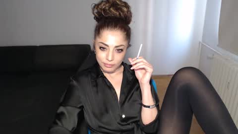 Snapshot of spoiled__doll chatting on 03/10/25, 02:37 Doll online show from 03/10/25, 02:37