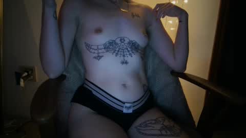 Snapshot of spookybarbiegirl chatting on 01/10/25, 01:53 spookybarbiegirl online show from 01/10/25, 01:53