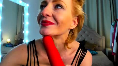 Snapshot of squirtymom chatting on 03/06/25, 02:19 Alisa online show from 03/06/25, 02:19