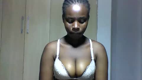 Snapshot of squiter_girlie chatting on 10/17/25, 10:18 Squiter online show from 10/17/25, 10:18