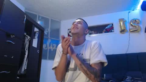 Snapshot of sr_porn01 chatting on 10/30/25, 11:33 sr_porn01 online show from 10/30/25, 11:33