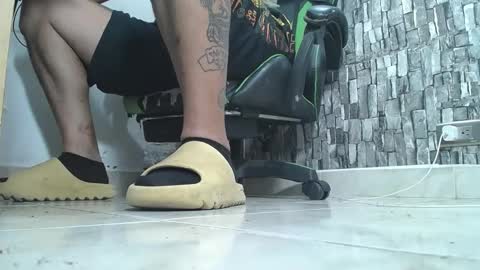 Snapshot of srfindomfeet_ chatting on 10/08/25, 03:04 sr master cum its my old account online show from 10/08/25, 03:04