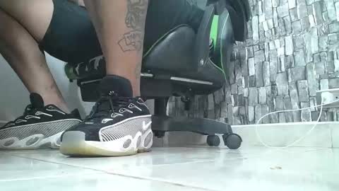 Snapshot of srfindomfeet_ chatting on 10/13/25, 12:21 sr master cum its my old account online show from 10/13/25, 12:21