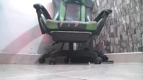 Snapshot of srfindomfeet_ chatting on 10/13/25, 07:25 sr master cum its my old account online show from 10/13/25, 07:25