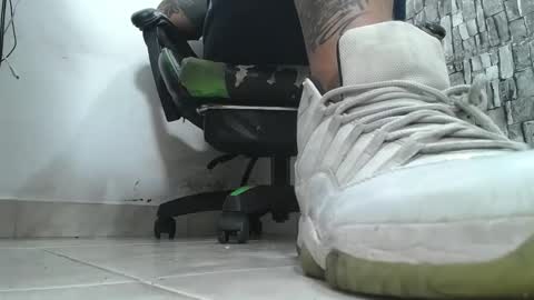 Snapshot of srfindomfeet_ chatting on 10/17/25, 01:09 sr master cum its my old account online show from 10/17/25, 01:09