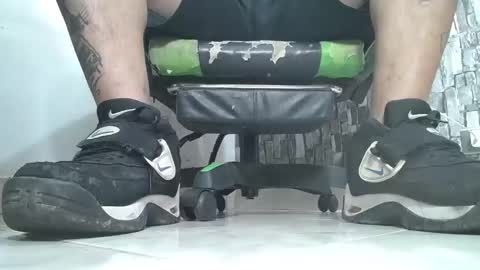 Snapshot of srfindomfeet_ chatting on 10/17/25, 10:45 sr master cum its my old account online show from 10/17/25, 10:45