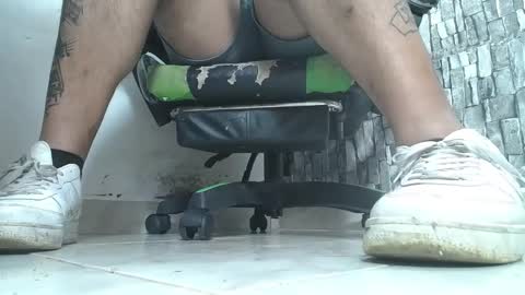 Snapshot of srfindomfeet_ chatting on 10/19/25, 12:22 sr master cum its my old account online show from 10/19/25, 12:22