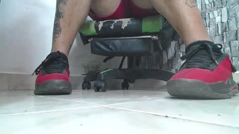 Snapshot of srfindomfeet_ chatting on 10/19/25, 08:42 sr master cum its my old account online show from 10/19/25, 08:42