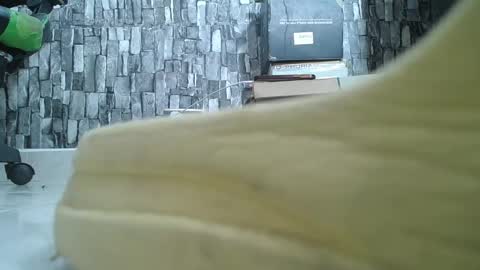 Snapshot of srfindomfeet_ chatting on 10/23/25, 07:12 sr master cum its my old account online show from 10/23/25, 07:12