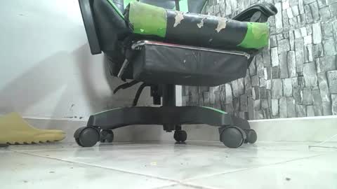 Snapshot of srfindomfeet_ chatting on 10/25/25, 02:08 sr master cum its my old account online show from 10/25/25, 02:08