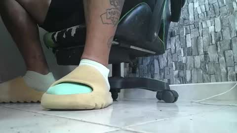 Snapshot of srfindomfeet_ chatting on 10/25/25, 06:02 sr master cum its my old account online show from 10/25/25, 06:02