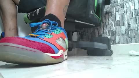 Snapshot of srfindomfeet_ chatting on 10/26/25, 07:42 sr master cum its my old account online show from 10/26/25, 07:42