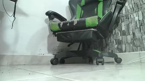 Snapshot of srfindomfeet_ chatting on 10/31/25, 01:39 sr master cum its my old account online show from 10/31/25, 01:39