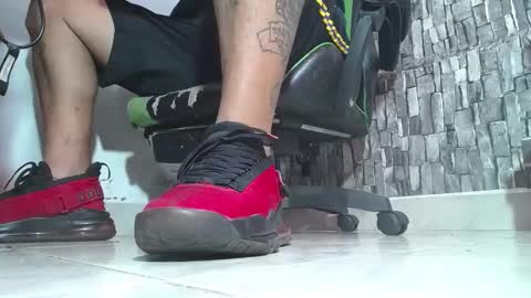 Snapshot of srfindomfeet_ chatting on 10/31/25, 01:45 sr master cum its my old account online show from 10/31/25, 01:45