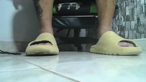 Snapshot of srfindomfeet_ chatting on 11/01/25, 05:48 sr master cum its my old account online show from 11/01/25, 05:48