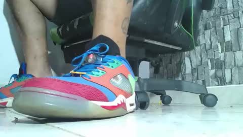 Snapshot of srfindomfeet_ chatting on 11/13/25, 02:10 sr master cum its my old account online show from 11/13/25, 02:10