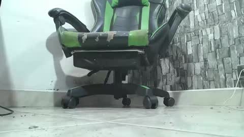 Snapshot of srfindomfeet_ chatting on 11/15/25, 12:41 sr master cum its my old account online show from 11/15/25, 12:41