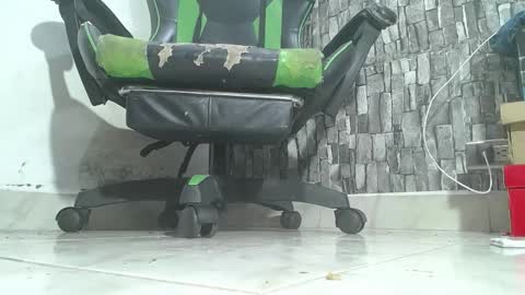 Snapshot of srfindomfeet_ chatting on 11/18/25, 04:50 sr master cum its my old account online show from 11/18/25, 04:50