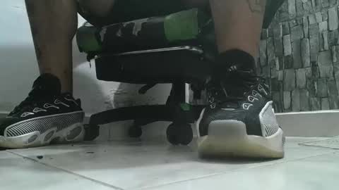 Snapshot of srfindomfeet_ chatting on 11/19/25, 12:10 sr master cum its my old account online show from 11/19/25, 12:10