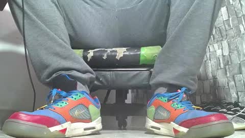 Snapshot of srfindomfeet_ chatting on 11/19/25, 01:55 sr master cum its my old account online show from 11/19/25, 01:55