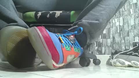 Snapshot of srfindomfeet_ chatting on 11/20/25, 02:45 sr master cum its my old account online show from 11/20/25, 02:45