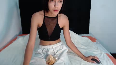 Snapshot of srta_luciana chatting on 10/02/25, 12:01 . . online show from 10/02/25, 12:01