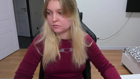 Snapshot of stacy_miraclee chatting on 12/12/24, 04:10 Stacy online show from 12/12/24, 04:10
