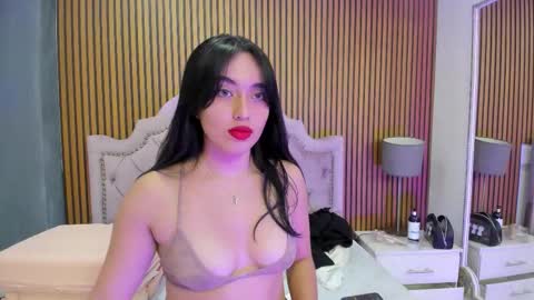 Snapshot of starbutterflyy_ chatting on 10/07/25, 04:20 STAR online show from 10/07/25, 04:20