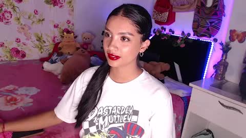 Im MiaIts my first day here  online show from 12/12/24, 01:53