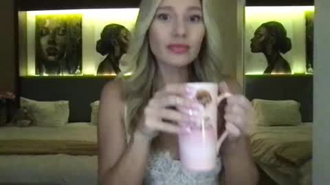 Stella online show from 09/14/25, 11:53