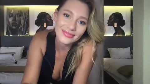 Stella online show from 11/04/25, 02:32