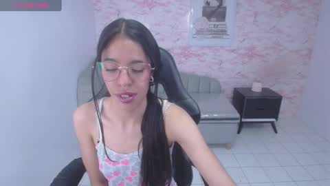 Snapshot of stephania_t chatting on 12/17/24, 04:01 Stephania online show from 12/17/24, 04:01
